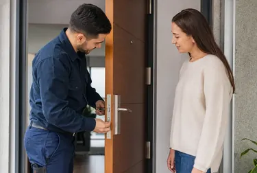 Chaveiro abrindo uma porta com ferramentas específicas em Votorantim.